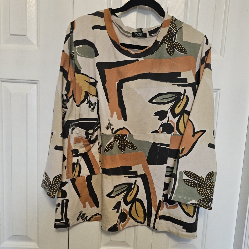 Cherishh Tunic made in Italy in size Med (fits like a large)3/4 length sleeves